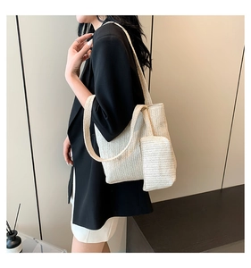 Détail d'un sac cabas tissé crème avec bandoulière et une mini pochette assortie