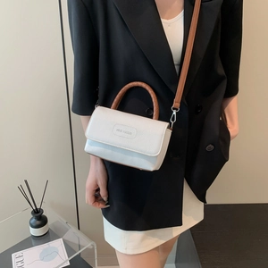 Sac à main carré minimaliste en cuir blanc avec poignée tressée marron et bandoulière
