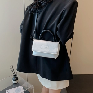 Petit sac carré blanc en cuir texturé avec poignée tressée noire et bandoulière chic