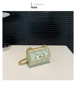 Dettaglio della mini borsa quadrata trapuntata oro con chiusura a scatto e catena