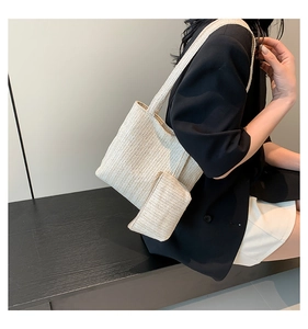 Détail du sac à bandoulière en paille blanc cassé avec une petite pochette assortie