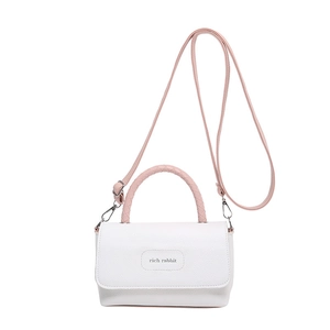 Sac à main carré minimaliste en similicuir blanc avec poignée tissée rose et crochets