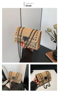 Détails du sac bandoulière tissé kaki avec rivets vintage et bandoulière chaîne