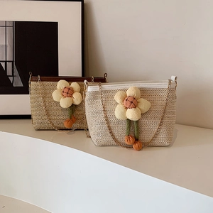 Sac Bandoulière en Paille Tissé pour Femmes Vacances à la Plage Avec Décoration Fleur en Tissu Bandoulière Chaîne en Métal Mode