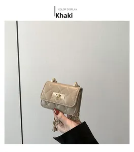 Dettaglio della borsa trapuntata kaki con chiusura a rotazione dorata e catena
