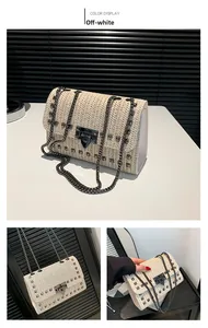 Détails du sac en paille tressée blanc cassé avec clous gris foncé et chaîne noire