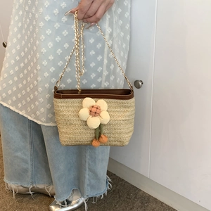 Sac seau en paille tressée avec détail floral et bandoulière chaîne dorée pour la plage