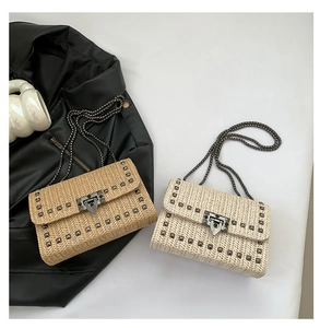 Gros plan de sacs tissés avec chaîne en kaki et beige, rivets et fermoirs métalliques