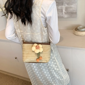 Sac seau en paille tressée avec bordure en cuir et breloque florale pour vacances d'été