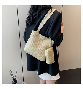 Détail de la texture d'un sac cabas en paille tressée avec son mini porte-monnaie assorti