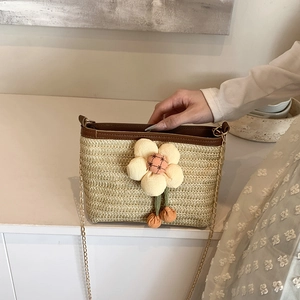 Sac bandoulière en paille tressée beige avec fleur jaune et bandoulière chaîne dorée