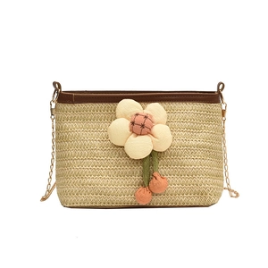 Sac seau en paille tressée avec fleur 3D géante et bandoulière chaîne dorée