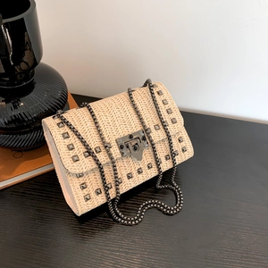 Sac à Épaule Tissé pour Femmes Avec Rivets Chaîne de Mode Petit Sac Carré Décontracté d'Été Sac à Rabat Bijoux Fête