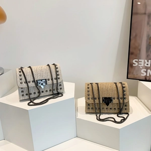 Sac bandoulière en paille matelassée avec clous métalliques et chaîne pour femme