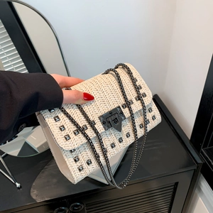 Sac bandoulière blanc tissé avec rivets métalliques et chaîne en argent chic
