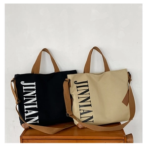 Détail de sacs cabas en toile avec bandoulières réglables et coins en cuir renforcés