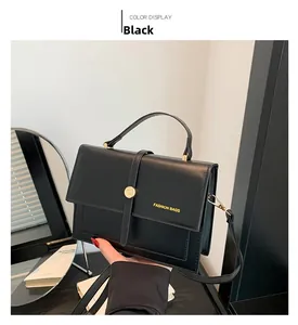 Détail d'un sac à bandoulière noir avec boucle dorée et poignée dans un décor quotidien