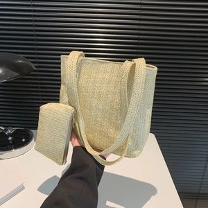 Set de grand sac cabas en paille tressée et pochette beige avec motif chevrons