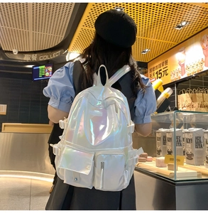 Détail du grand sac à dos blanc laser avec effet holographique et finitions brillantes