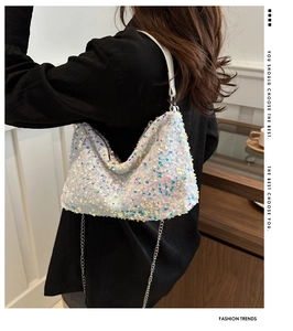 Détail de la texture pailletée sur sac à bandoulière avec chaîne argentée
