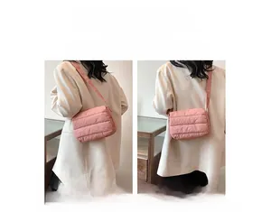 Bolso bandolera acolchado rosa que muestra estilos al hombro y cruzado en un modelo