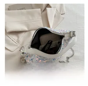 Vue à plat du sac à paillettes montrant la capacité avec téléphone et accessoires