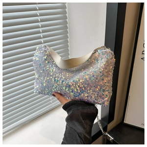 Vue détaillée des paillettes scintillantes et de la chaîne argentée du sac à main