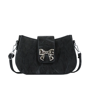 Modische schwarze quadratische Schultertasche mit silberner Schleife und Faltenoptik