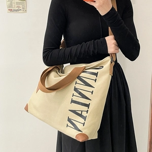 Grand sac cabas en toile beige avec bandoulières marron et renforts en cuir chic