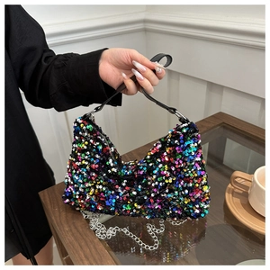 Détail d'un sac hobo à paillettes colorées avec chaîne argentée et bandoulière en cuir