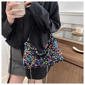 Détails des paillettes colorées et de la chaîne argentée sur un sac bohème tendance