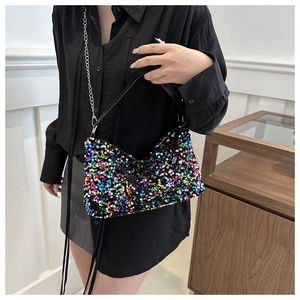Détail d'un petit sac carré à paillettes colorées muni d'une fine chaîne en argent