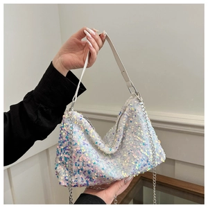Détail d'un sac à main à paillettes irisées avec poignée en cuir blanc et chaîne en argent