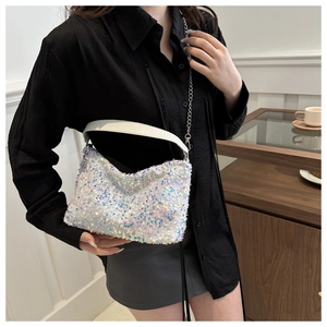 Détail du sac sous le bras à paillettes blanches avec reflets et chaîne argentée