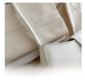 Vue détaillée des coutures précises et de la texture premium de ce sac à bandoulière blanc