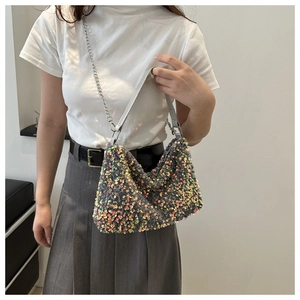 Détail des paillettes colorées et de la chaîne argentée sur le sac à bandoulière hobo