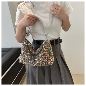 Détails des paillettes colorées du sac sous l'aisselle avec bandoulière chaîne