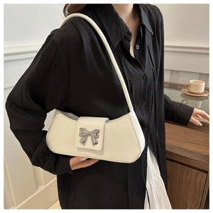 Vue détaillée d'un sac sous les bras blanc avec un nœud en métal argenté et cuir PU lisse