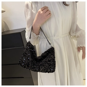 Gros plan du sac baguette à paillettes noires avec chaîne et bandoulière élégante