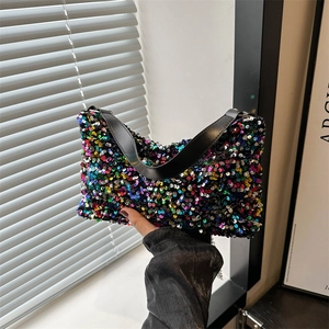 Sac sous les bras à paillettes brillantes avec bandoulière noire et design coloré pour femme