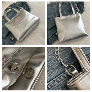 Détails du sac seau argenté avec broderie rose et fermeture magnétique de précision