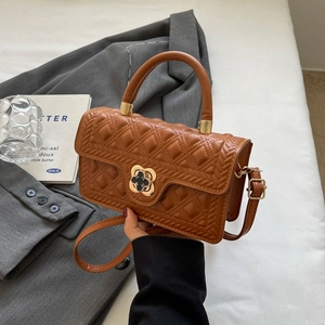 Elegante braune Stepptasche mit goldenem Kleeblatt-Schloss und Tragegriff für Damen