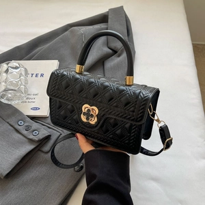 Klassische schwarze Stepphandtasche mit goldenem Blumenverschluss und Schultergurt