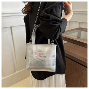 Sac bandoulière argenté avec broderie rose 'strive and optimism' et bandoulière chaîne