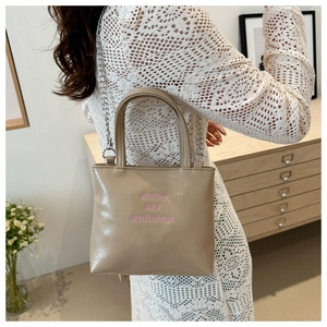 Détail du sac cabas en PU marron clair avec broderie rose Strive and Optimism