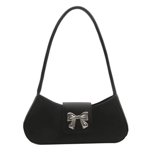 Sac baguette noir de style français avec noeud métallique argenté et bandoulière fine