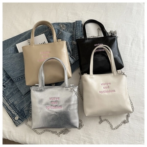 Vue à plat de quatre petits sacs en cuir PU texturé avec broderie rose et chaîne en métal