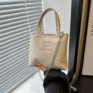 Sac seau en similicuir beige avec broderie rose et bandoulière élégante en chaîne