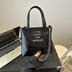 Sac à main noir brillant minimaliste avec broderie rose et chaîne argentée pour femme
