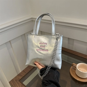 Mini sac seau argenté métallisé avec broderie, chaîne et texte imprimé tendance